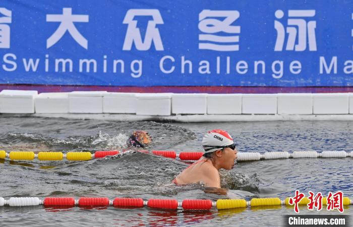 中外七百名泳士在吉林敦化战冰湖跨水挑战，增