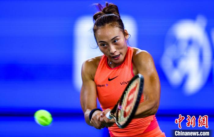 武网半决赛两朵中国金花闪耀光芒：郑钦文击败