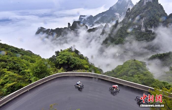 1500骑手挑战天门山天路