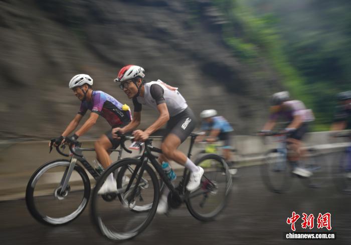 1500骑手挑战天门山天路 超千米落差考验极限