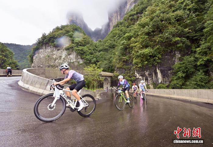1500骑手挑战天门山天路 超千米落差考验极限