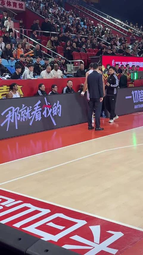 中国女排联赛决赛上海迎战江苏队 功勋球员现场