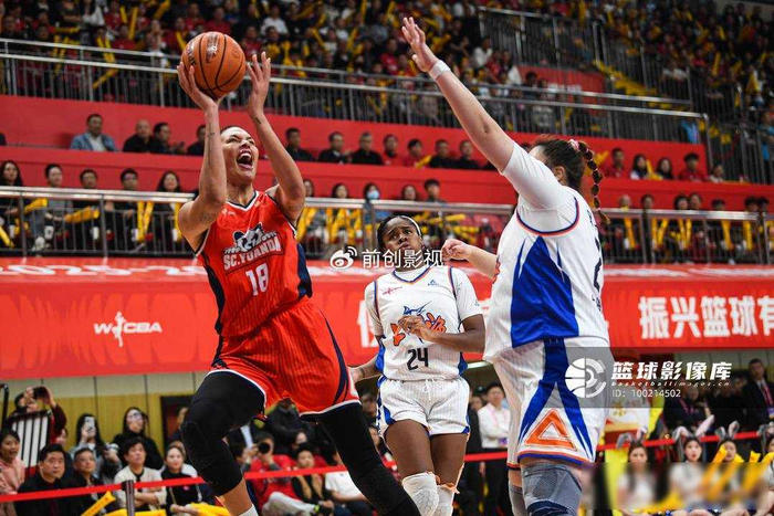 四川女篮大胜上海队 奥贡鲍尔首战17分助队取关